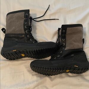 UGG Men's Black and Gray Snow Boots